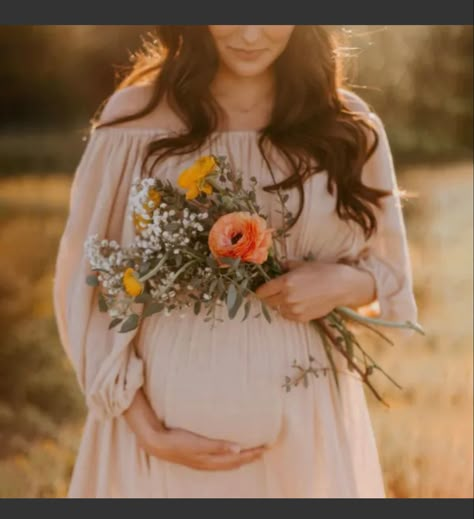 Maternity With Bouquet, Diy Maternity Photos Flowers, Maternity Pictures With Flower Bouquet, Baby In Bloom Photoshoot, Maternity Shoot With Flower Bouquet, Floral Maternity Shoot Outdoor, Maternity Session With Flowers, Maternity Poses With Flowers, Maternity Photo With Flowers