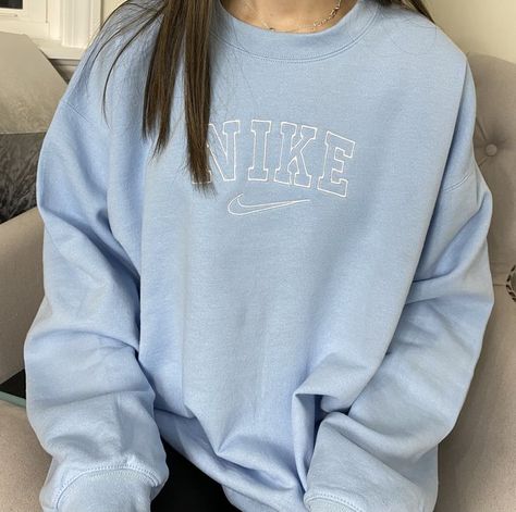 Nike Crewneck Outfit, Blue Sweatshirt Outfit, Vintage Nike Logo, Blue Vintage Nike, Nike Hoodie Outfit, Crewneck Sweatshirt Outfit, Crew Neck Outfit, Light Blue Crewneck, Crewneck Outfit