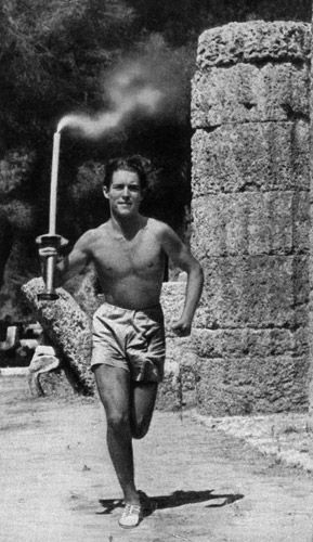 Constantine Kondyllis runs the first leg of the very first Olympic torch relay from Olympia to Berlin in 1936. 1936 Olympics, Leni Riefenstahl, Berlin Olympics, Olympic Flame, Olympic Torch, Greek History, Famous Photographers, Interesting History, Summer Olympics