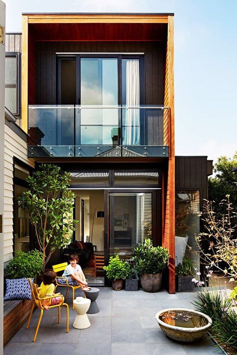 home Timber Home, Narrow House Designs, Home Designs Exterior, Narrow House, Timber House, Australian Homes, Tiny House Design, Small House Design, Small Home