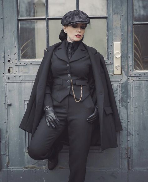 Lady Detective Outfits, Female Victorian Suit, Women Tuxedo Outfit Aesthetic, Alternative Suit Women, Victorian Suits Women, Women In Suits Aesthetic Mafia, Women In Tuxedos Aesthetic, Victorian Suit Women, Gothic Suit Women