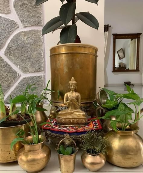 Creative Garden Decor, Vintage Brass Decor, Indian Room Decor, India Home Decor, Elegant Living Room Decor, Pooja Room Door Design, Indian Home Interior, Pooja Room Design, Ethnic Home Decor