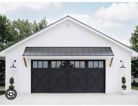 Farmhouse Garage Doors, Carriage House Garage Doors, Garage Door House, Single Garage Door, Black Garage, Carriage House Garage, Wood Garage, Modern Garage Doors, Farmhouse Garage