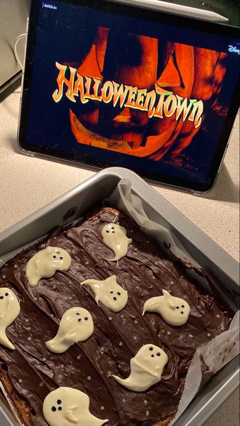 Halloweentown, halloween, spooky season, spooky season aesthetic, halloween aesthetic, halloween baking, brownies, halloween brownies, ghost brownies, halloween treats, autumn, fall, aesthetic Halloween Baking Brownies, Aesthetic Halloween Baking, Autumn Aesthetic Baking, Fall 2021 Aesthetic, Halloween Desserts Aesthetic, Spooky Season Ideas, Halloween Treats Aesthetic, Halloween Cozy Aesthetic, Brownie Ghosts