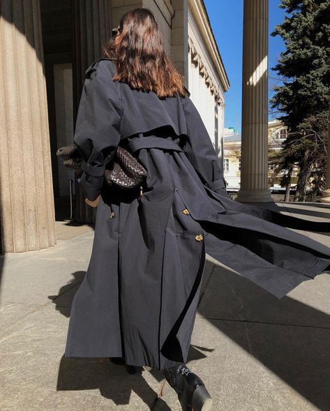 Black Trench Coat Aesthetic, Black Trenchcoat Outfit Women, Old Money Trench Coat, Black Raincoat Outfit, Black Trench Coat Outfit, Long Black Trench Coat, Khaleeji Abaya, Trench Coat Fall, Trench Outfit