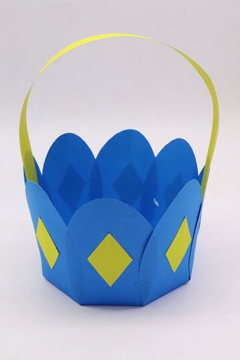 Paper Crafts Diy Easy, Diy Easy Paper Crafts, Paper Easter Basket, Crafts Diy Easy, Easter Baskets To Make, Easter Basket Crafts, Easter Paper Crafts, Paper Baskets, Paper Bag Crafts