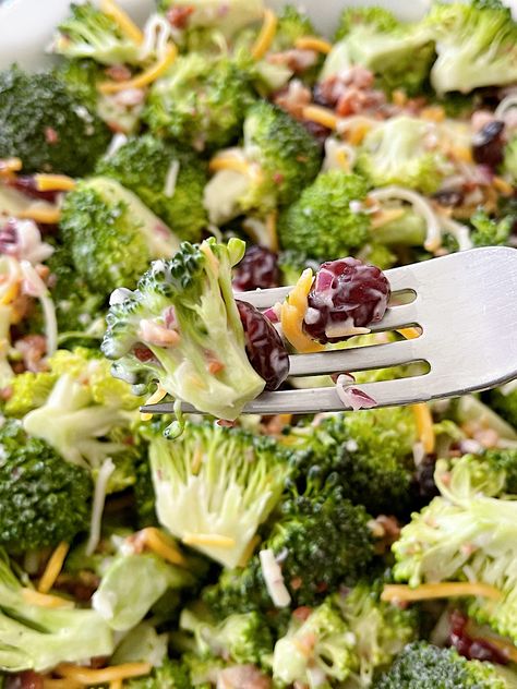 This Broccoli Crunch Salad with Craisins is a classic and delicious side dish. It's full of crunchy texture, sweet flavor, and tanginess that your guests will love. Plus, it's easy to make ahead of time and can be served cold or at room temperature. Try this recipe today Broccoli Romaine Crunch Salad, Christmas Crunch Salad Recipe, Thm Broccoli Salad, Side Dishes Cold Make Ahead, Cold Broccoli Salad Recipes Healthy, Broccoli Craisin Salad, Broccoli Recipes Salad, Cold Broccoli Salad Recipes, Brocoli Salad Recipes