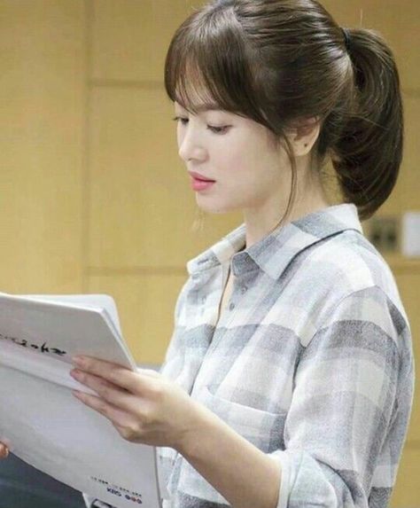 Song Hye Kyo Descendants Of The Sun Hair, Song Hye Kyo Haircut, Song Hye Kyo Hairstyle, Song Hye Kyo Hair, Song Hye Kyo Style, Singer Fashion, Chinese Fashion Street, Celebrity Style Icons, Natural Face Skin Care