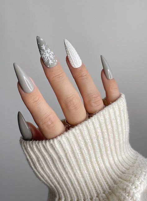 Grey White Nails Design, Christmas Grey Nails, Grey Christmas Nail Designs, Grey Winter Nails Acrylic, Gray Snowflake Nails, Christmas Nails Silver Glitter, Grey Holiday Nails, Grey Sweater Nails, Christmas Nails Grey