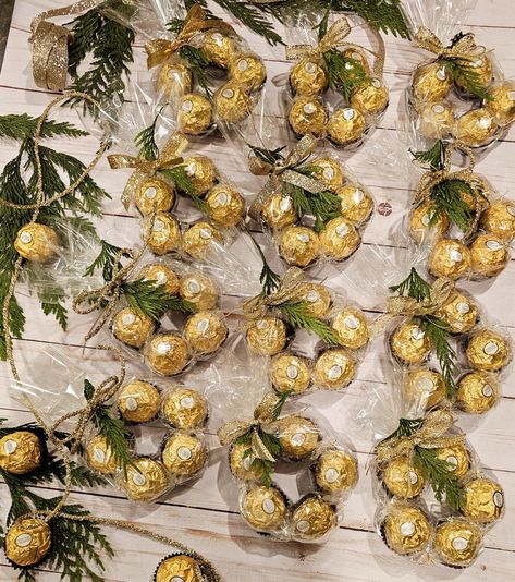 Ferrero Rocher wreaths. Ferrero Rocher Christmas Gift Ideas, Ferrero Rocher Wreath Diy, Ferrero Rocher Christmas Wreath, Chocolate Wreath Diy, Ferraro Rocher Wreaths, Ferrero Rocher Wreath, Rocher Ferrero Ideas, Ferrero Rocher Diy, Ferrero Rocher Christmas