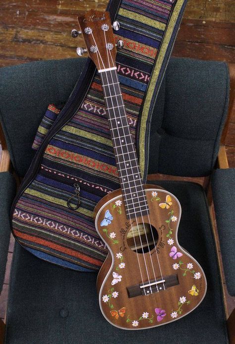 Ukelele Aesthetic Vintage, Hand Painted Ukulele, Pretty Ukulele, Painted Ukulele Aesthetic, Decorated Ukulele, Painted Guitar Acoustic, Ukulele Painting Ideas, Painting Ukulele, Aesthetic Ukulele