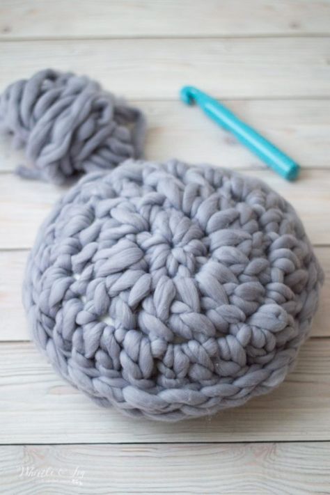 Chunky Yarn Crochet Pillow Pattern, Finger Crochet Pillow, Bernat Blanket Yarn Patterns Crochet Pillow, Crochet Jumbo Yarn Patterns, Jumbo Yarn Projects Crochet, Crochet Ball Pillow, Crochet Pillow Round, Super Bulky Yarn Projects, Bulky Yarn Crochet Ideas