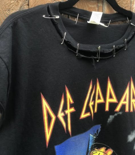 Def Leppard Shirt, Diy Vetement, Thrift Flip, Diy Fashion Clothing, Estilo Punk, Clothes Diy, Def Leppard, Diy Couture, Mode Inspo