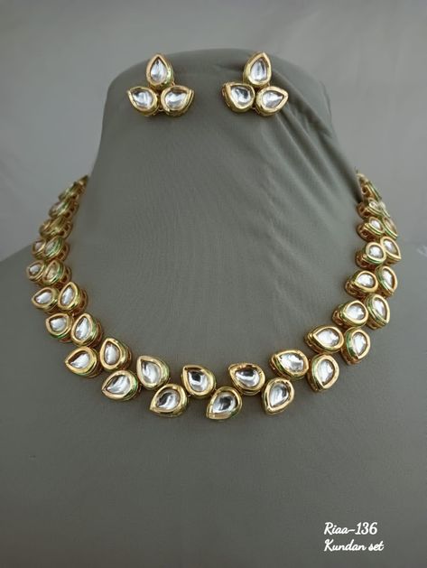 Simple Kundan Jewellery, Kundan Jewellery Set Simple, Kundan Necklace Simple, Gold Set Design, Vintage Indian Jewelry, Indian Wedding Jewelry Sets, Friend Song, Kundan Jewellery Set, Children Playing