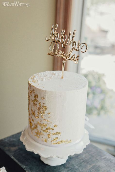 Cake With Gold, Gold Dust Cake, Gold Leaf Cake Decoration, Gold Leaf Cake, Golden Cake Design, Gold Leaf Wedding Cake, Birthday Cake Gold, White And Golden Cake, White And Gold Cake