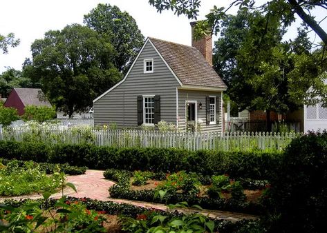 A fun fact about saltbox houses is that the name was inspired by wooden salt storage boxes, which look like miniature versions of the actual homes. These salt boxes were common in Colonial kitchens. #HouseDesign #Architecture #SaltBoxHouse American Colonial Style, Salt Box House, Saltbox House, House Silhouette, Saltbox Houses, Williamsburg Virginia, Tiny Cottage, Salt Box, Modern Architects