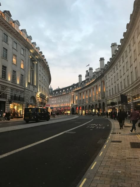 London High Street, Trip To London Aesthetic, London Streets Aesthetic, Regents Street, Regent Street London, London Streets, Study In London, Life In London, London Vibes