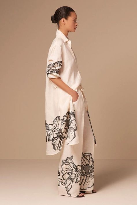 Summer Prints Fashion, Mode Kimono, Milano Fashion Week, Wardrobe Outfits, Spring Wardrobe, Modest Fashion, Chic Outfits, Casual Chic, Fashion Brand