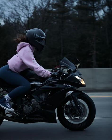 Bike Aesthetic, Motorcycle Photography, Motorcycle Aesthetic, Biker Aesthetic, Female Biker, Bike Photoshoot, Pretty Bike, Biker Love, Biker Outfit