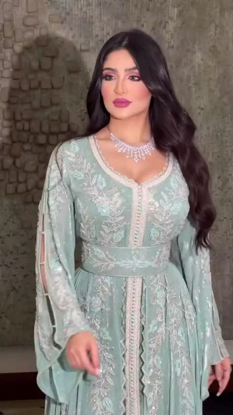 Arabic Dress Modern, Arabic Dress Traditional, Arabic Dress Modern Beautiful, Jalabia Styles For Women, Dolce And Gabbana Hair, Cute Abayas, Arabian Theme, Jalabia Styles, Morrocan Fashion