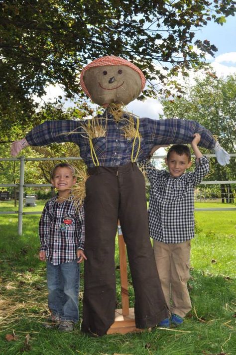 Paint brushes swiped, scissors cut and hay flew at the Museum's Fall Harvest Family Craft Day September 8th, 2013. In addition to seasonal crafts, kids made life-size scarecrows which will be on display at the Museum's booth during Richmond Fair. Be sure to stop by and check them out and enter our candy counting contest while you're there! Build A Scarecrow, Fall Stuff, New Children's Books, Pumpkin Party, Crafts Kids, Craft Day, Fall Crafts For Kids, Family Crafts, Seasonal Crafts