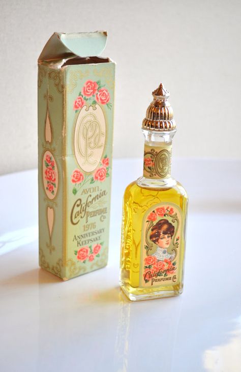 Vintage Parfum, Avon Perfume Bottles, Perfume Vintage, Pretty Perfume Bottles, Avon Collectibles, Avon Perfume, Beautiful Perfume Bottle, Vintage Cosmetics, Beautiful Perfume