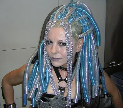 Cybergoth Hair, Goth Colors, Cyberpunk Hair, Cybergoth Fashion, The Tin Man, Cybergoth Style, Bubble Goth, Goth Outfit Ideas, Goth Hair