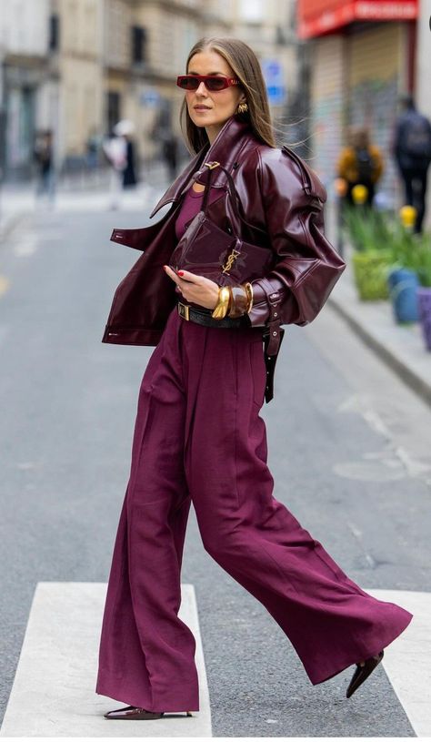 Burgundy Leather Trousers Outfit, Burgundy Street Style, Wine Colored Pants Outfit, Burgundy Leather Jacket Outfit, Bordeaux Fashion, Burgundy Outfit Ideas, Burgundy Jacket Outfit, Burgundy Pants Outfit, Burgundy Outfits