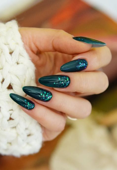 Green Nails Black Tips, Forest Green Glitter Nails, Matte Black And Green Nails, Smaragd Green Nails, Green Glitter Nail Designs, Emerald Chrome Nails, Green Nails With Gems, Green Nails Holiday, Dark Green Holiday Nails