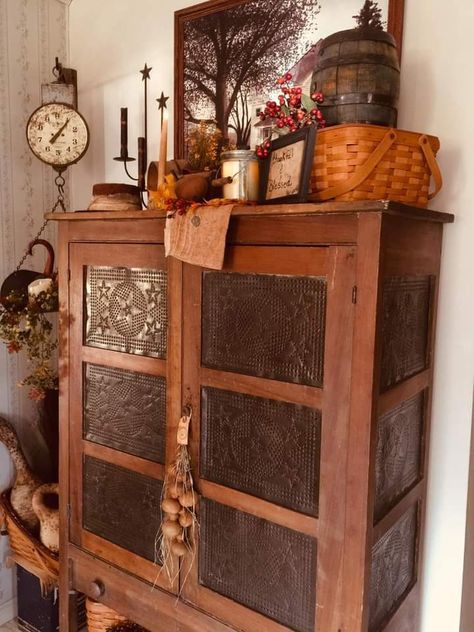 Western Primitive Decor, Antique Pie Safe Decorating Ideas, Primitive Decorating Country Rustic Farmhouse, Pie Safe Decor Display, Primative Decor Country, Country Primitive Living Room, Country Primitive Decorating, Vintage Country Decor, Antique Pie Safe