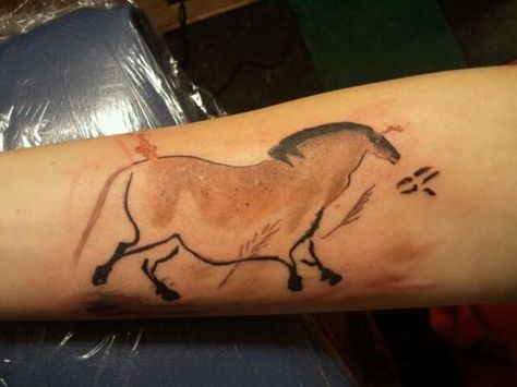 Haha. Can't tell if supposed 2 be fat or nahh 😂 Cave Tattoo, Fat Horse, Tattoo Chinese, Chinese Horse, Paleolithic Art, Cave Painting, Ancient Tattoo, Cave Art, Tattoo Clothing