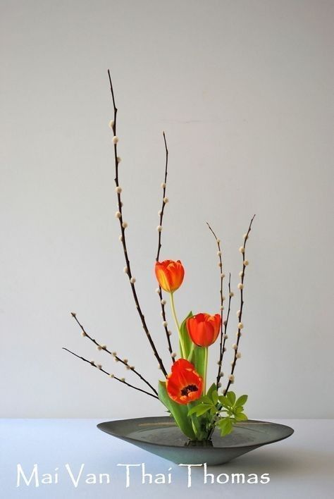 Arreglos Ikebana, Ikebana Sogetsu, Contemporary Flower Arrangements, Modern Floral Arrangements, Nylon Flowers, Corporate Flowers, Flower Arrangement Designs, Ikebana Arrangements, Ikebana Flower Arrangement