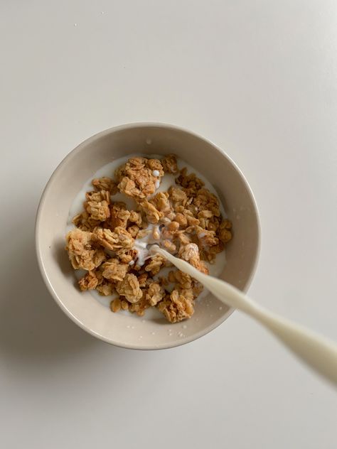 Granola Cereal Aesthetic, Granola And Milk Breakfast, Granola Breakfast Aesthetic, Eating Breakfast Aesthetic, Cereal Breakfast Aesthetic, Almond Milk Aesthetic, Cereal Bowl Aesthetic, Cereals Aesthetic, Almond Aesthetic