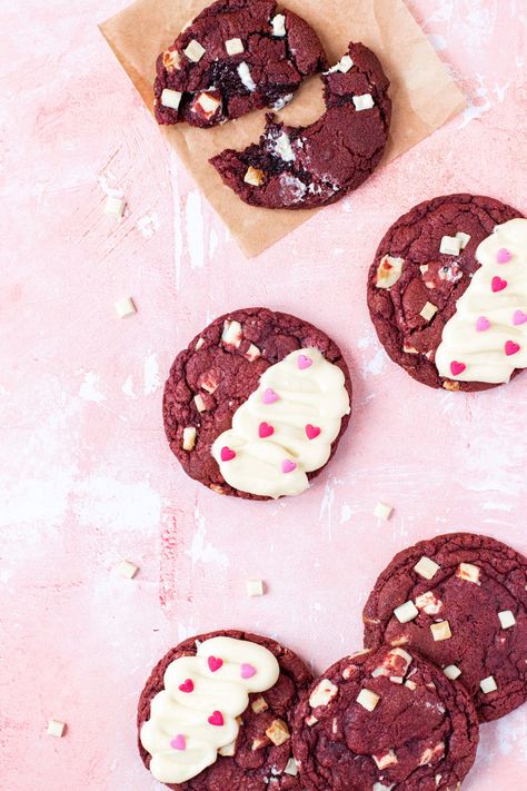 Hot Chocolate Cookie Recipes, Cookies Soft And Chewy, Cookie Tips, Cookies With White Chocolate, Velvet Cookies, Cookies Soft, Hot Chocolate Cookies, Red Velvet Cookies, Make Cookies