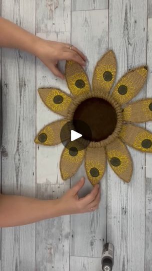 Dollar Tree Sunflower Wreath, Sunflower Crafts Diy, Diy Sunflower, Shabby Sheek, My Sunflower, Sunflower Crafts, Pot Art, Bee Creative, Hanger Diy