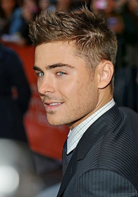 Leuk Zac Efron Hairstyle, A Man In A Suit, Man In A Suit, Boy Cuts, Corte De Cabelo Masculino, Mens Cuts, Zac Efron, Boys Haircuts, Vanessa Hudgens