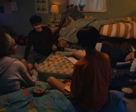 heartstopper charlie spring’s bedroom, game night with tao isaac and elle Elle Movie, Heartstopper Charlie Spring, Heartstopper Charlie, Charlie Spring, Spring Bedroom, Duos Icons, Bedroom Game, Dream Room Inspiration, Book Show