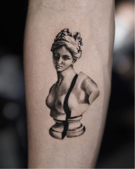 #greekgoddess #sculpture #statuetattoo #tattoos #broken Venus Sculpture, Sculpture Tattoo, Greek Goddess Tattoo, Aphrodite Tattoo, Venus Tattoo, Atlas Tattoo, Mujeres Tattoo, Poseidon Tattoo, Statue Tattoo