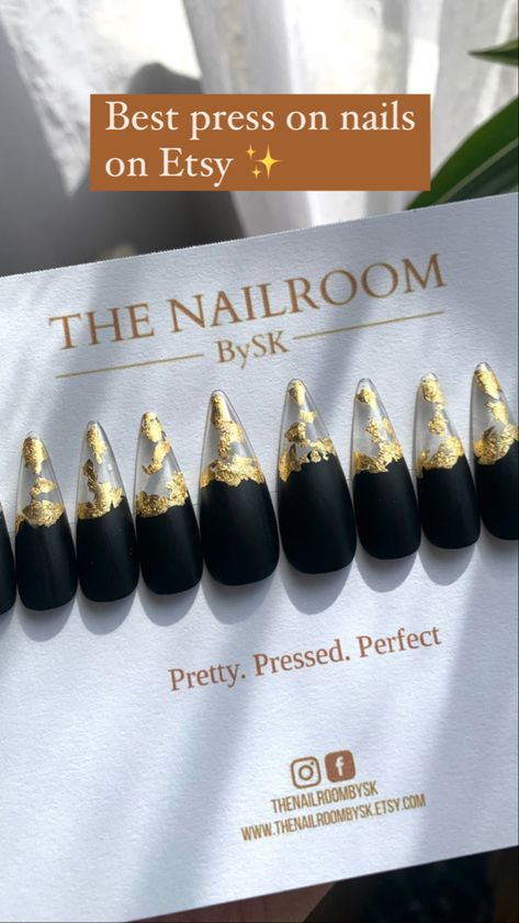 Black nails Nails With Gold Design, Gold Press On Nails, Long Black Nails, Black Almond Nails, Black Gold Nails, Nails With Gold, Best Press On Nails, Business Nails, Nails Luxury