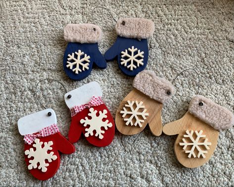 Scroll Saw Ornaments, Scroll Saw Christmas Projects, Scroll Saw Ornaments Christmas, Wood Mittens, Wooden Mittens Wood Crafts, Wood Mitten Ornaments, Wood Snowflake Ornaments, 3d Wooden Snowflakes, Christmas Diy Wood