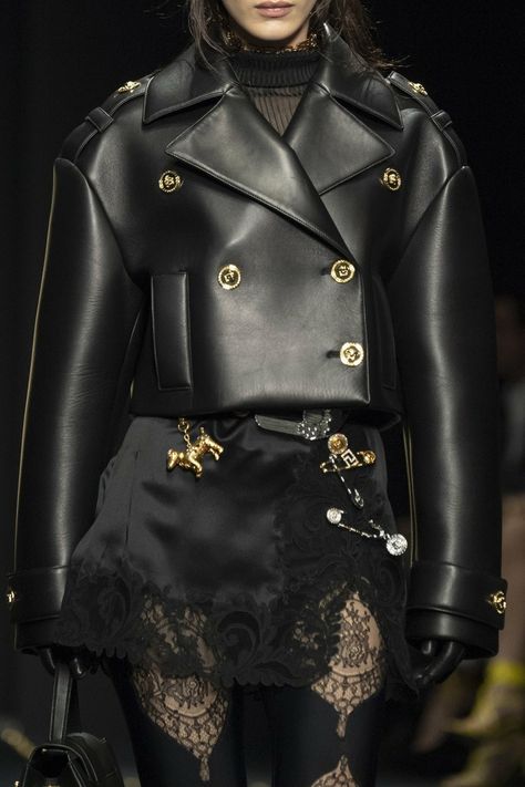 Versace 2019, Runway Fashion Vintage, Alternate Universe, Runway Pictures, Runway Models, New Classic, Black Outfit, Milan Fashion Week, A Black