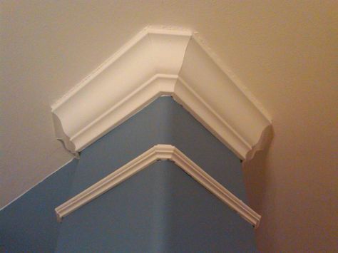 crown molding on rounded outside corners Accent Wall Corner, Trim Hallway, Crown Molding Corners, Baseboards And Crown Molding, Entryway Mudroom Ideas, Install Crown Molding, Window Trim Ideas, Outside Corner Moulding, House Pillars