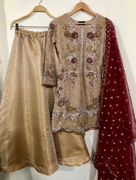 Fayon by wajidrafique #Highfashion #weddings #fayonbywajidrafique#Walima Dress#Pakistanifashion #Golden skin And Maroon Maroon Suit, Golden Skin, Walima Dress, Golden Dress, Asian Eyes, Asian Eye Makeup, High Fashion, Bell Sleeve Top, Eye Makeup