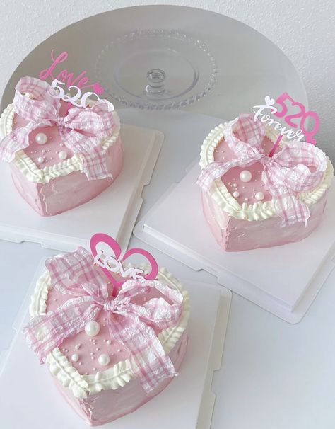 Korean Cute Cake, Flower Cake Design, Ribbon Cake, Vintage Birthday Cakes, Donut Dessert, Pastel Cakes, Korean Cake, Bow Cakes, Kawaii Dessert