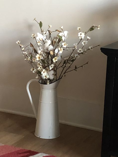 My farmhouse vase❤️ Modern Farmhouse Flower Arrangements, Tall Floor Vase Arrangements Farmhouse, Floor Vase Farmhouse, Farmhouse Flower Arrangements, Floor Vase With Cotton Stems, Tall Farmhouse Floor Vase Brads, Floor Vase Arrangement, Farmhouse Clear Vase, Connecticut House