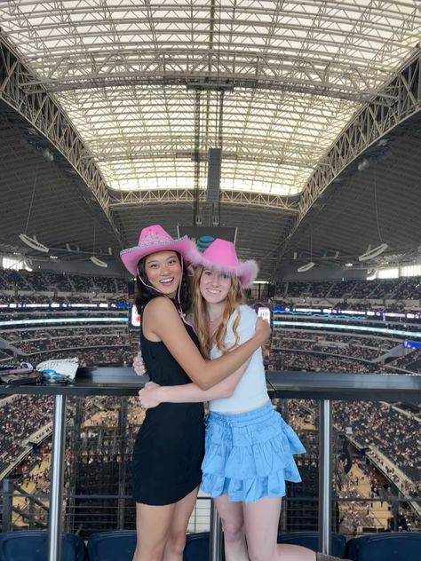 Taylor Swift Concert Instagram pose and outfit inspo. Pink cowgirl cowboy hat. Pose with friend. Taylor Swift Concert Instagram, Taylor Swift Outfit Ideas, Outfit Inspo Pink, Taylor Swift Black, Taylor Swift Bracelets, Swift Bracelets, Black Cowboy Hat, Swift Concert, Outfit Concert