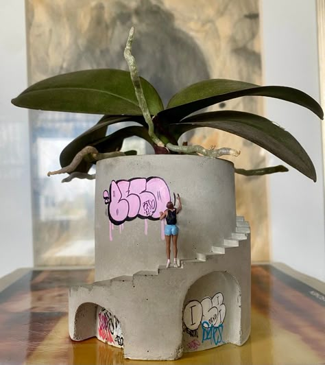 Graffiti Street Art, Tanah Liat, Concrete Planter, Keramik Design, Unique Planter, Graffiti Designs, Arte Inspo, Clay Art Projects, Concrete Planters