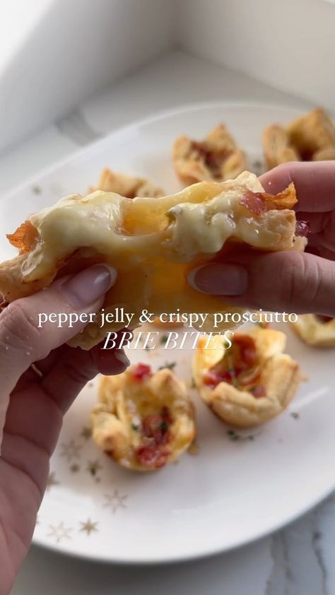 Easy Appetizers Recipes, Brie Puff Pastry, Cheese Wine, Brie Bites, Easy To Make Appetizers, Easy Appetizers, Appetizers Recipes, Holiday Eating, Pepper Jelly