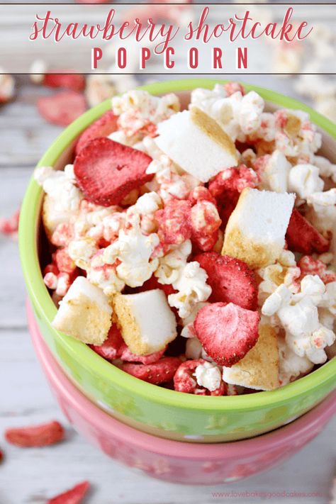 Strawberry Shortcake Popcorn Strawberry Cheesecake Popcorn, Dessert Popcorn, Choc Cheesecake, Strawberry Popcorn, Love Bakes Good Cakes, Good Cakes, Strawberry Treats, Stem Experiments, Night Recipes