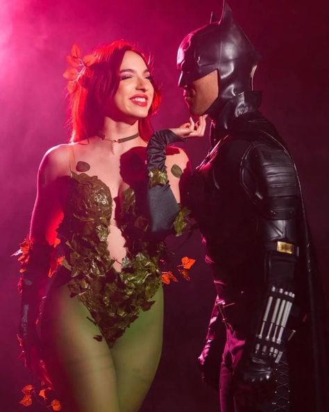 Batman And Ivy, Poison Ivy And Batman Costume Couple, Poison Ivy And Batman Costume, Redhead Couple Costume, Posion Ivy Couples Costume, Poison Ivy And Batman, Batman And Poison Ivy, Superhero Couples Costumes, Poison Ivy Costume